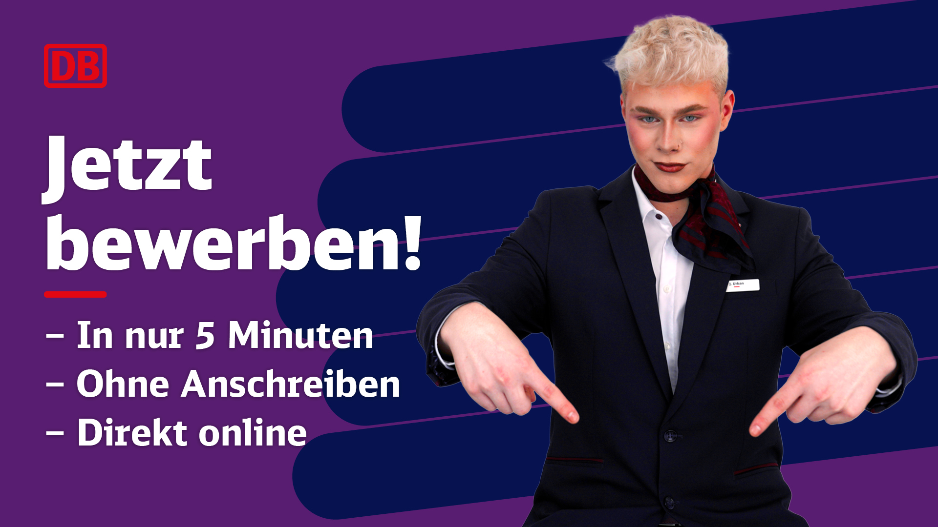 Jaimy, Auszubildender im Verkehrsservice, verweist mit nach unten gerichteten Zeigefingern auf die Möglichkeit, sich zu bewerben