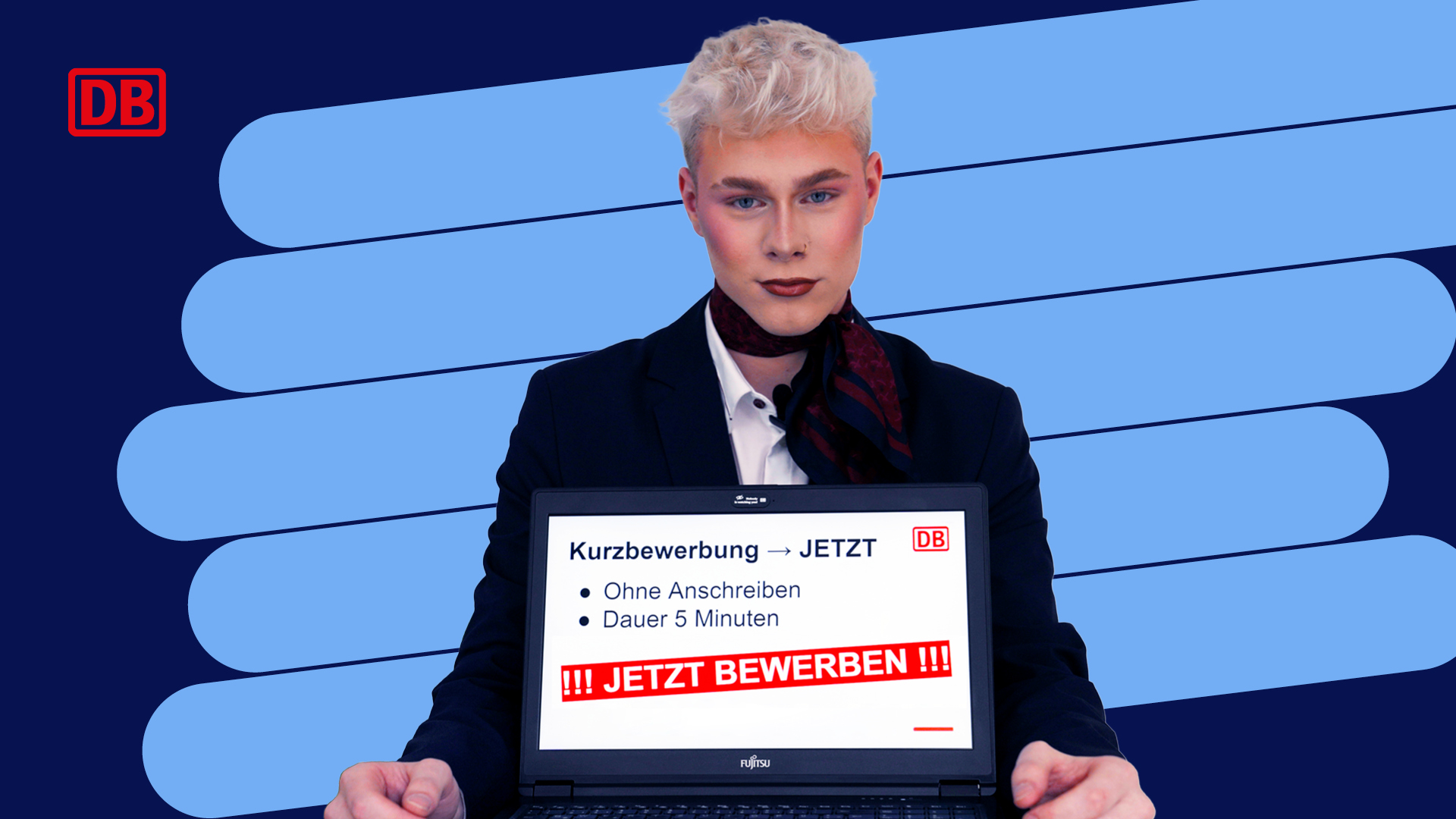 Jaimy, Auszubildener im Verkehrsservice, zeigt auf seinem Notebook einen Aufruf zur Kurzbewerbung