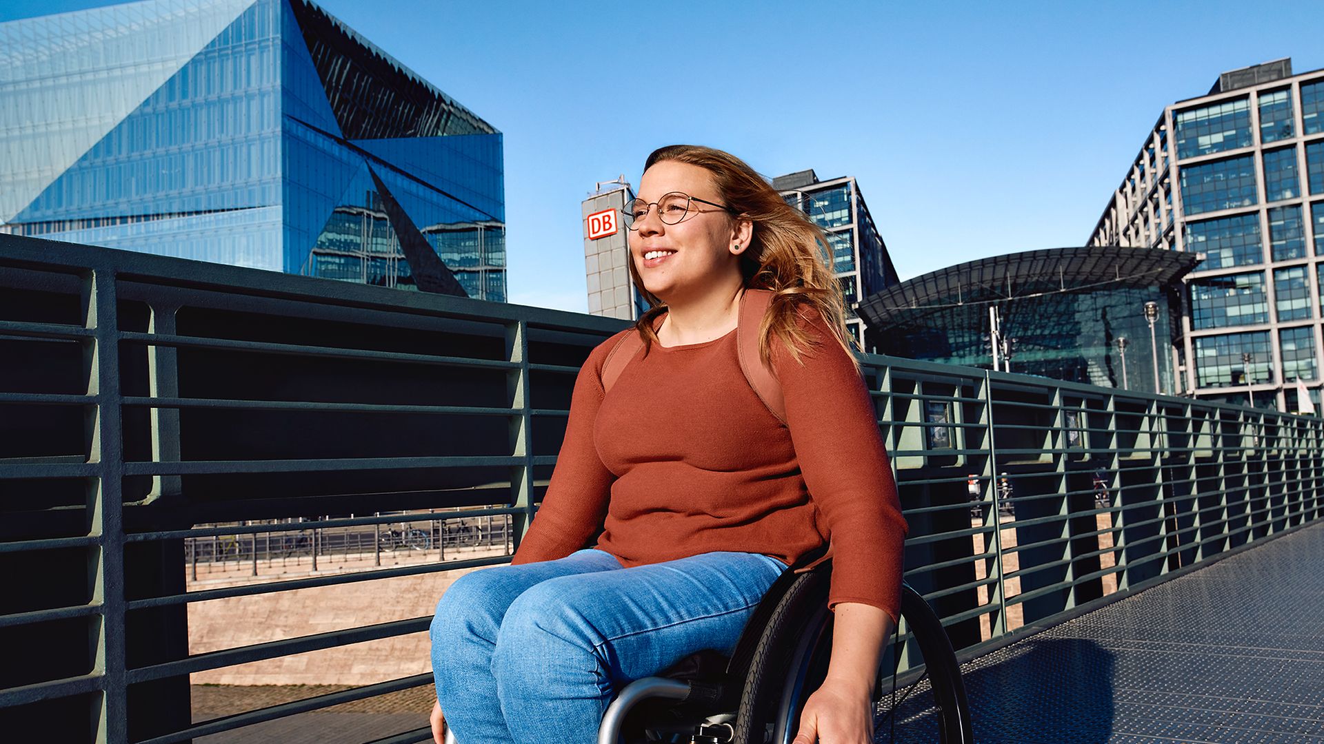 Eine Trainee im Rollstuhl kommt am Hauptbahnhof Berlin vorbei