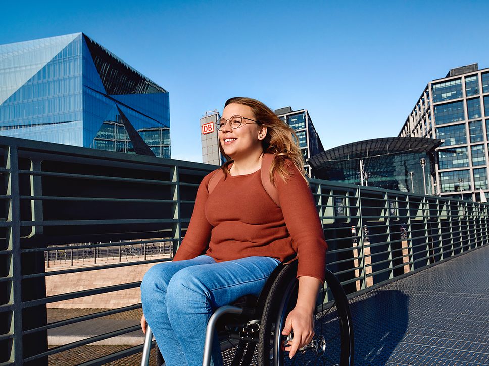 Eine Trainee im Rollstuhl kommt am Hauptbahnhof Berlin vorbei
