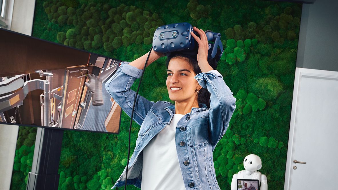 Eine Digital Consultant nimmt sich eine VR-Brille ab