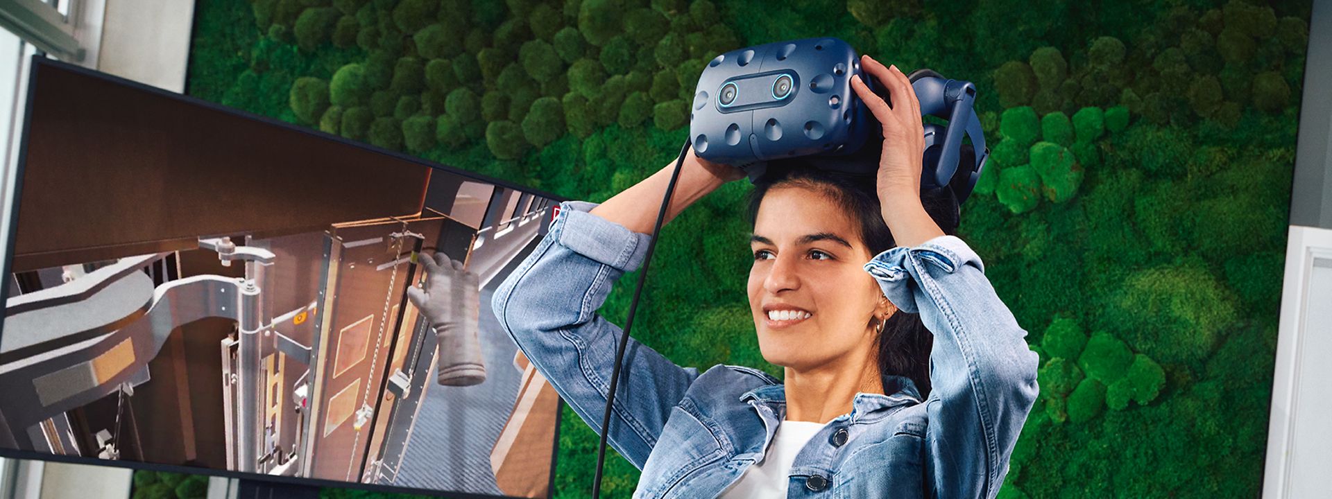 Eine Digital Consultant nimmt sich eine VR-Brille ab