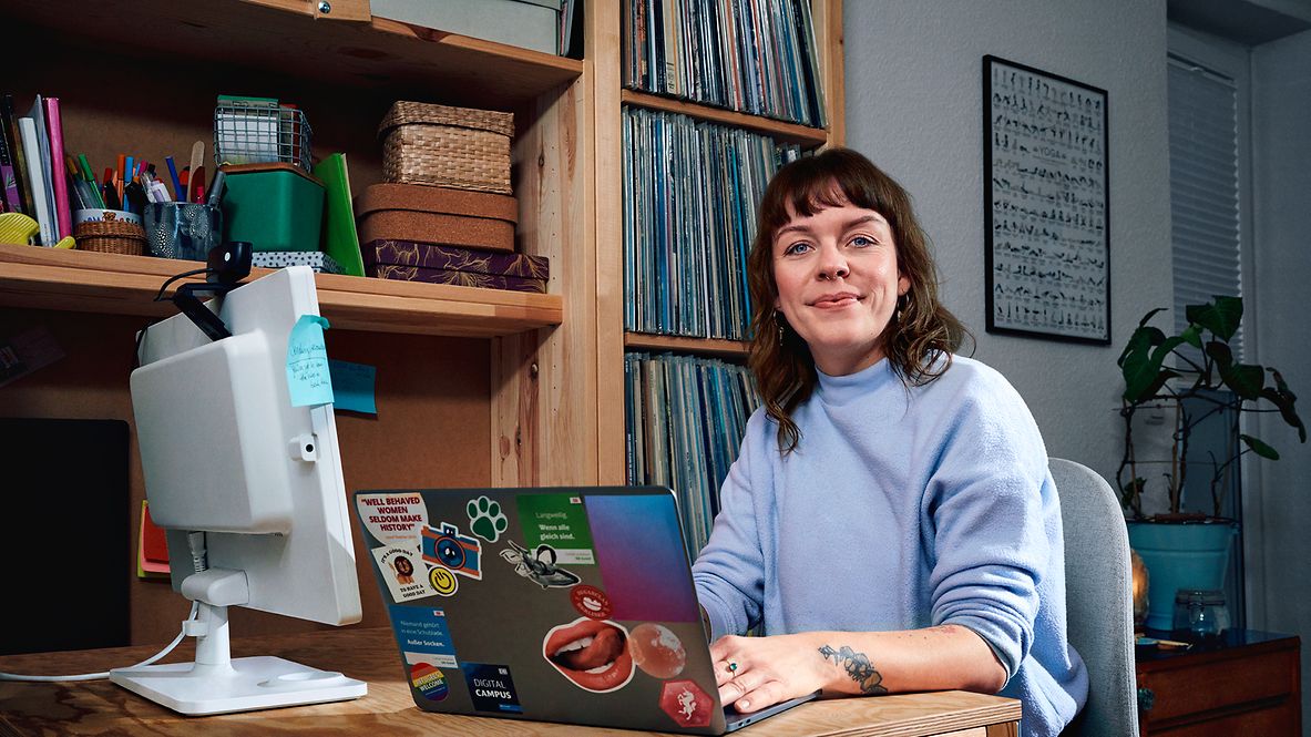 Eine Agile Coachin sitzt zuhause am Laptop