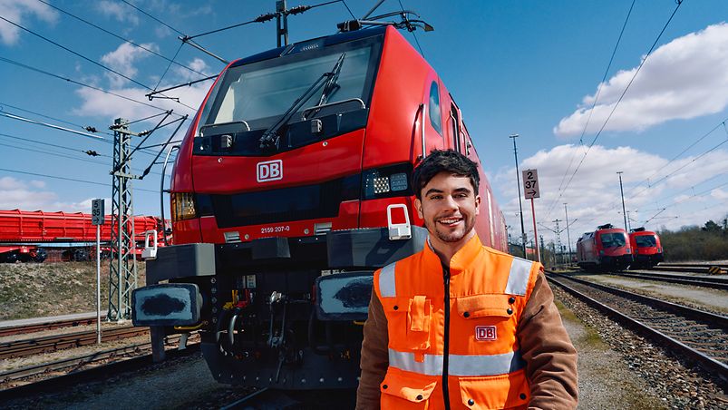 Ein Lokrangierführer in Warnweste steht vor einem Triebwagen des Güterverkehrs