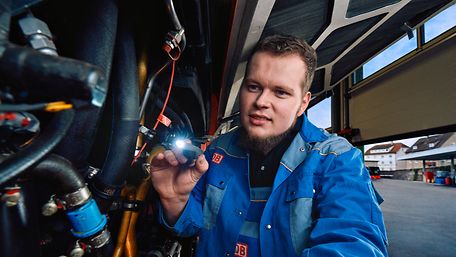 Ein KFZ-Mechatroniker prüft einen Zug