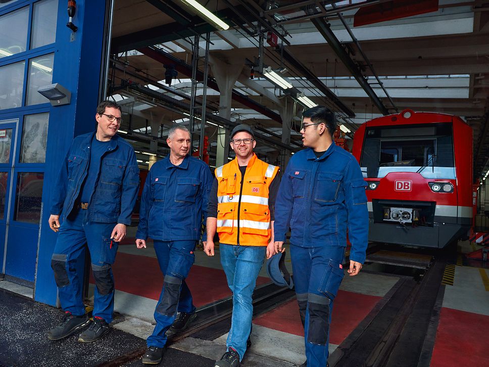 Ein Instandhaltungsteam in Arbeitskleidung verlässt die Werkshalle