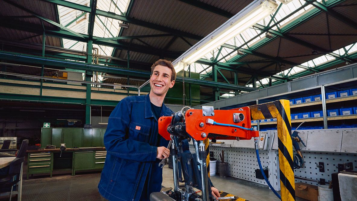 Ein Auszubildender zum Instandhalter bedient eine Maschine im Instandhaltungswerk