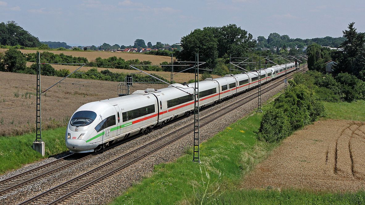 Zug fährt durch eine Landschaft