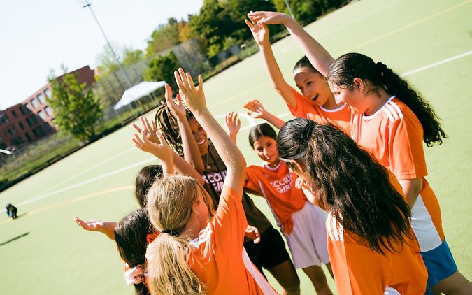 Die Scoring Girls jubeln beim Summercamp in Berlin 2022