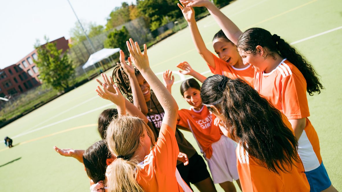 Die Scoring Girls jubeln beim Summercamp in Berlin 2022