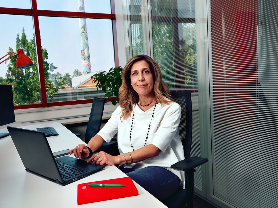 Eine HR Business Partnerin sitzt im Büro am Schreibtisch