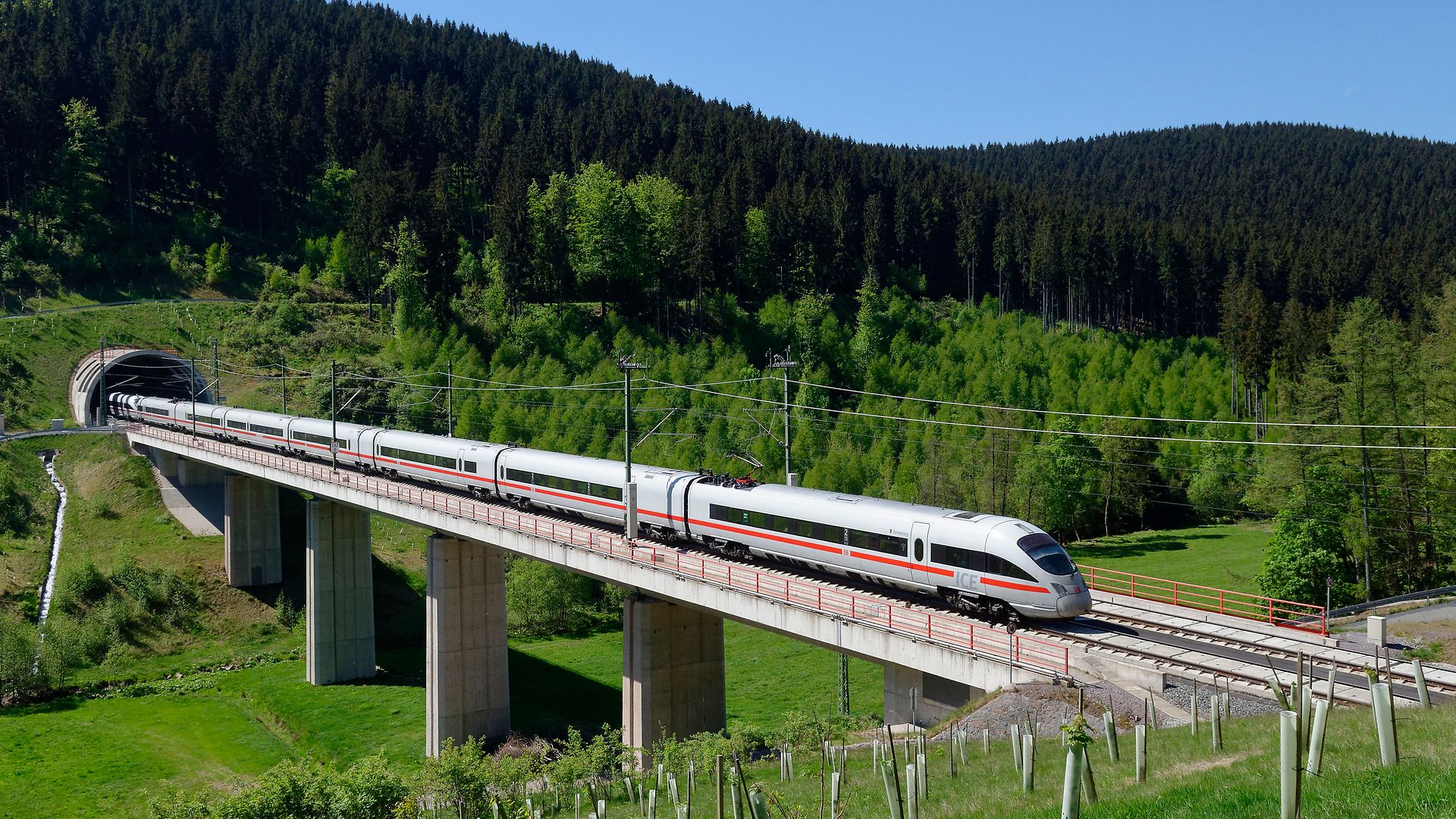 ICE T vor Tunnel Silberberg im Thüringer Wald