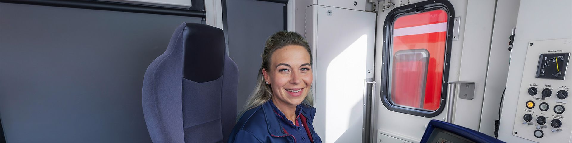 Eine Lokführerin sitzt im Führerstand einer S-Bahn