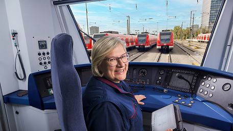 Eine Lokführerin sitzt im Führerstand einer S-Bahn