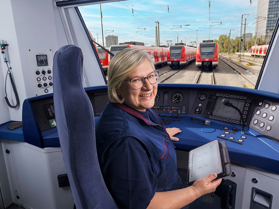 Eine Lokführerin sitzt im Führerstand einer S-Bahn