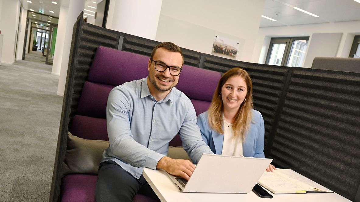 Zwei Consultants bei einem Meeting im Büro