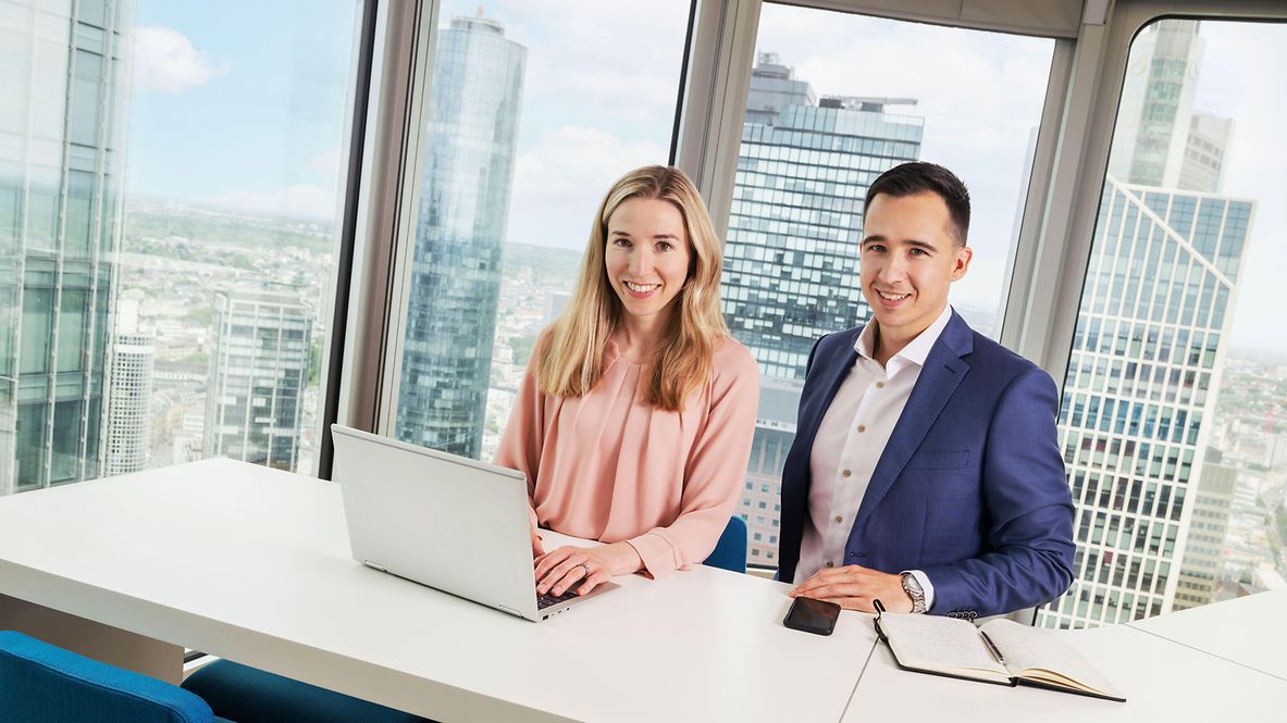 Eine Managerin und ein Senior Consultant bei einem Meeting im Büro