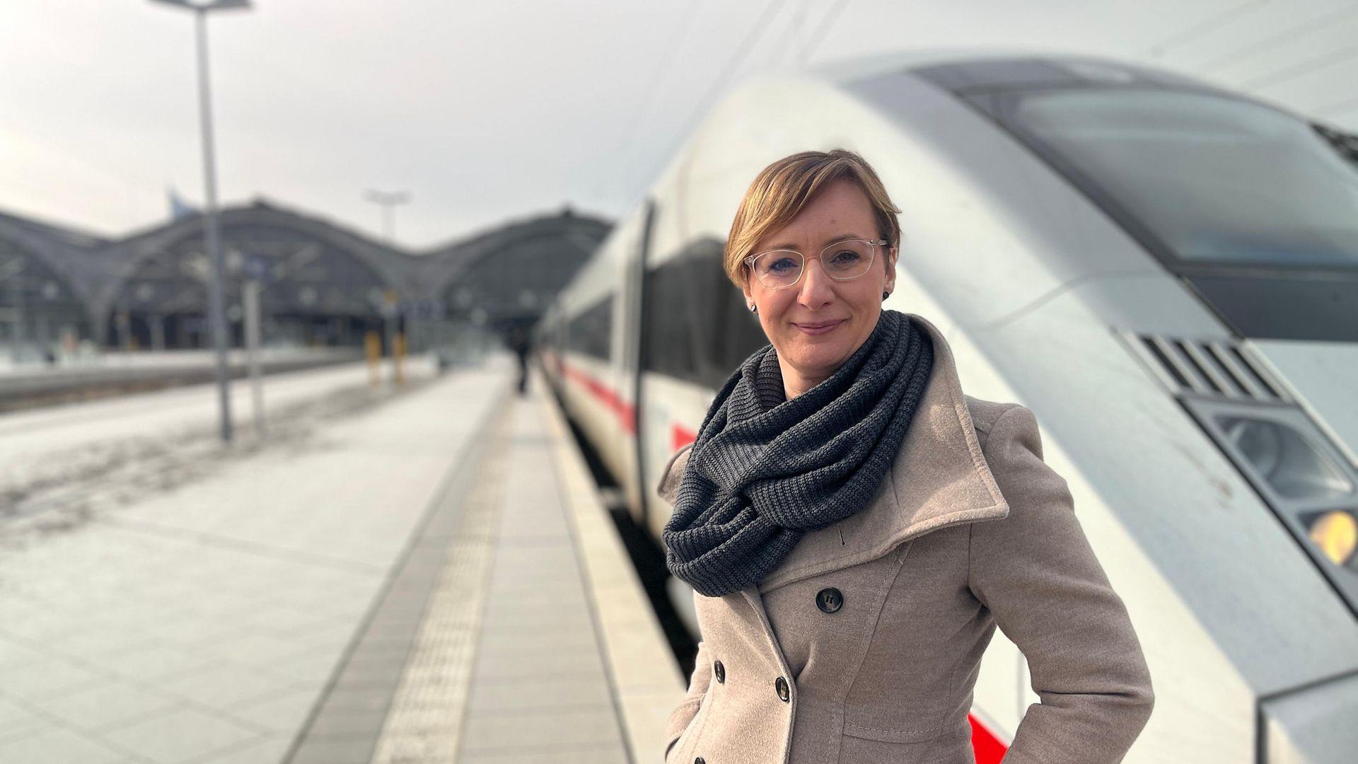 Weltfrauenmonat bei der DB: Kathrin, Quereinstieg Zugverkehrssteuerin, Leipzig