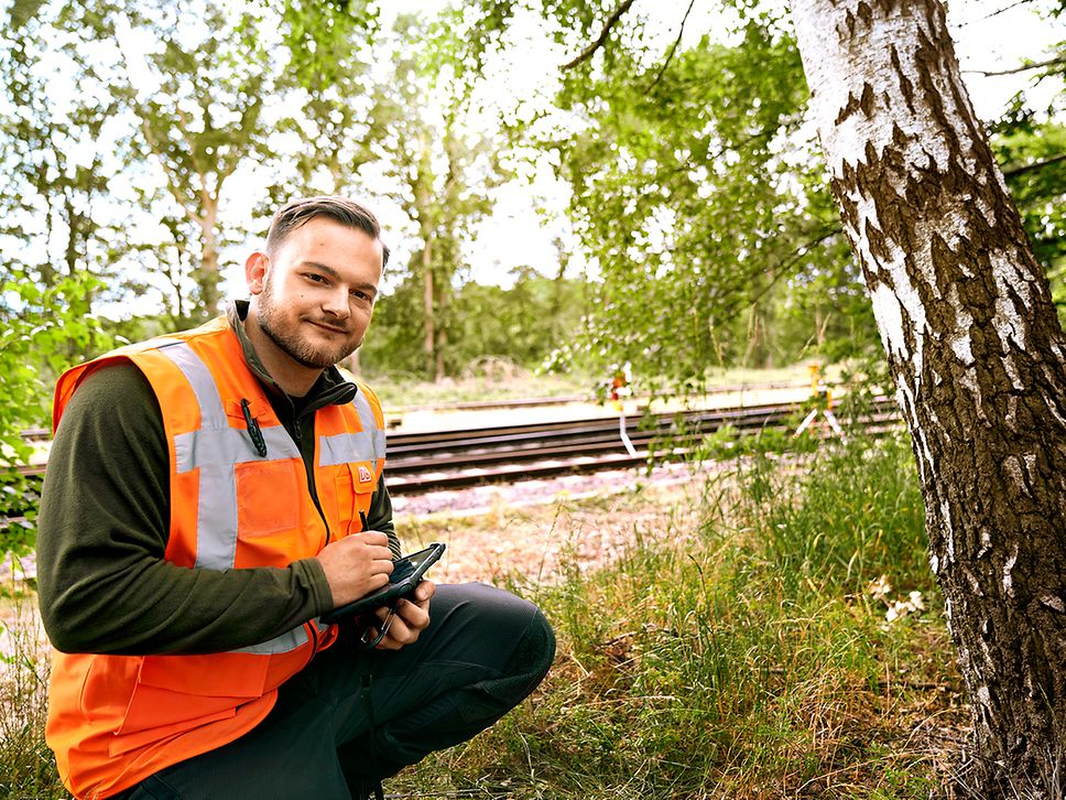 Ein Forstwirt für Baumkontrolle für die DB Fahrwegdienste
