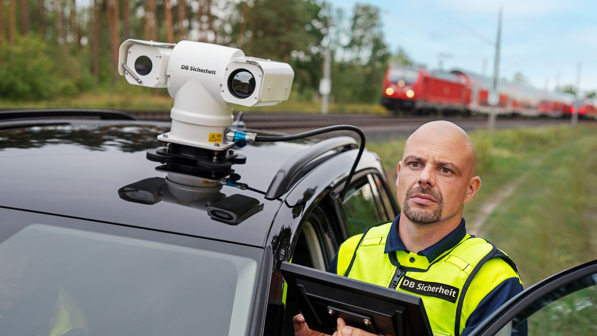 Ein Mitarbeiter der DB Sicherheit führt eine Kontrolle am Gleis mit einer auf dem Auto installierten Kamera aus