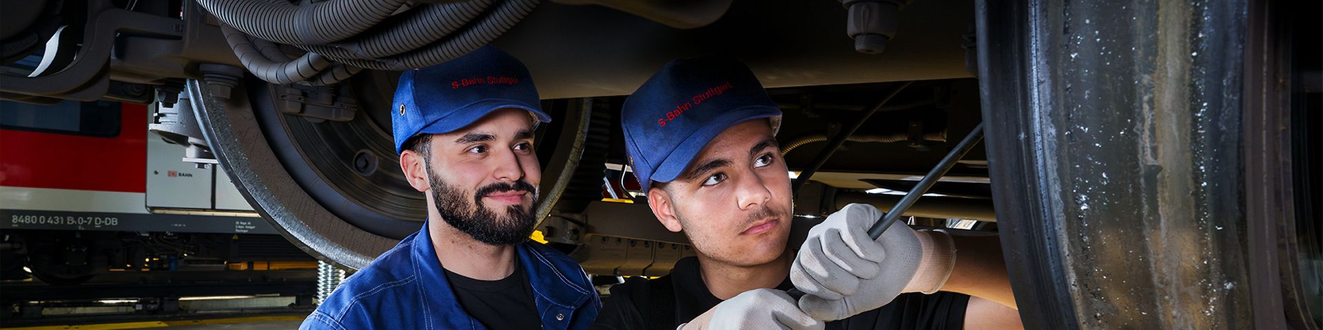 Ein Mechatroniker in der Ausbildung montiert den Radsatz einer S-Bahn im Betriebswerk Stuttgart