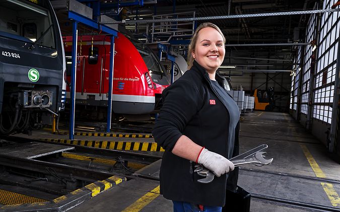 Eine Industriemechanikerin im Betriebswerk der S-Bahn Stuttgart mit Werkzeug in der Hand