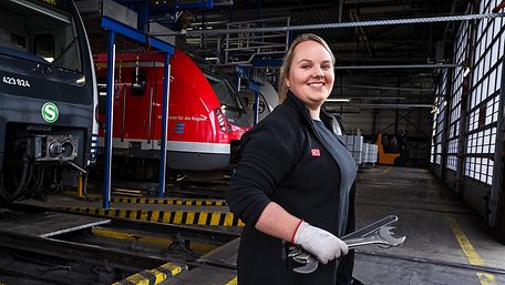 Eine Industriemechanikerin im Betriebswerk der S-Bahn Stuttgart mit Werkzeug in der Hand