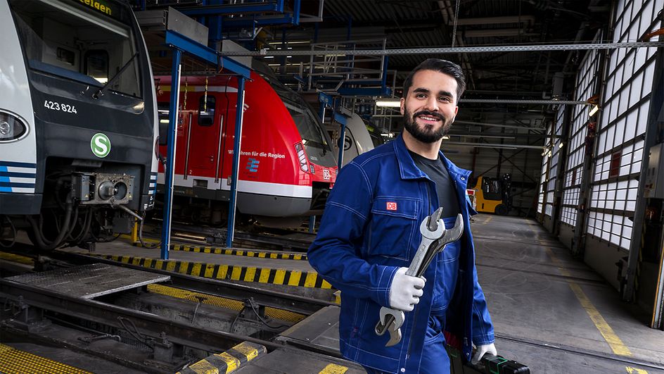 Ein Elektroniker für Betriebstechnik im Betriebswerk der S-Bahn Stuttgart mit Werkzeug in der Hand