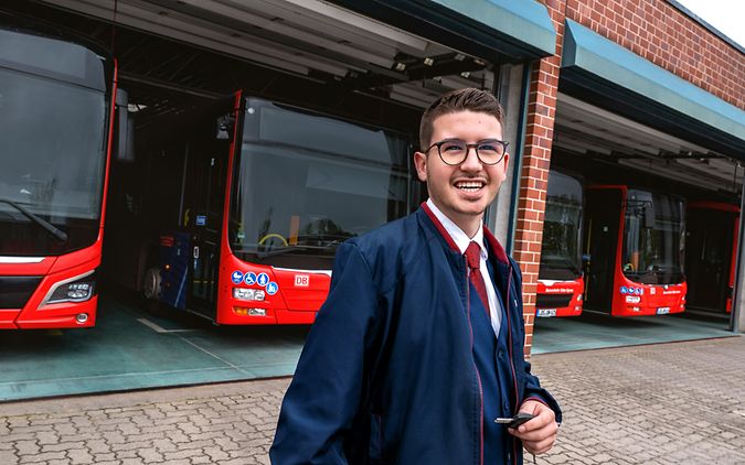 Ein Busfahrer in Ausbildung auf dem Betriebshof der Busverkehr Oder-Spree GmbH