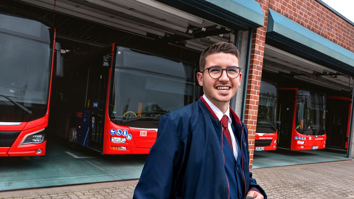 Ein Busfahrer in Ausbildung auf dem Betriebshof der Busverkehr Oder-Spree GmbH