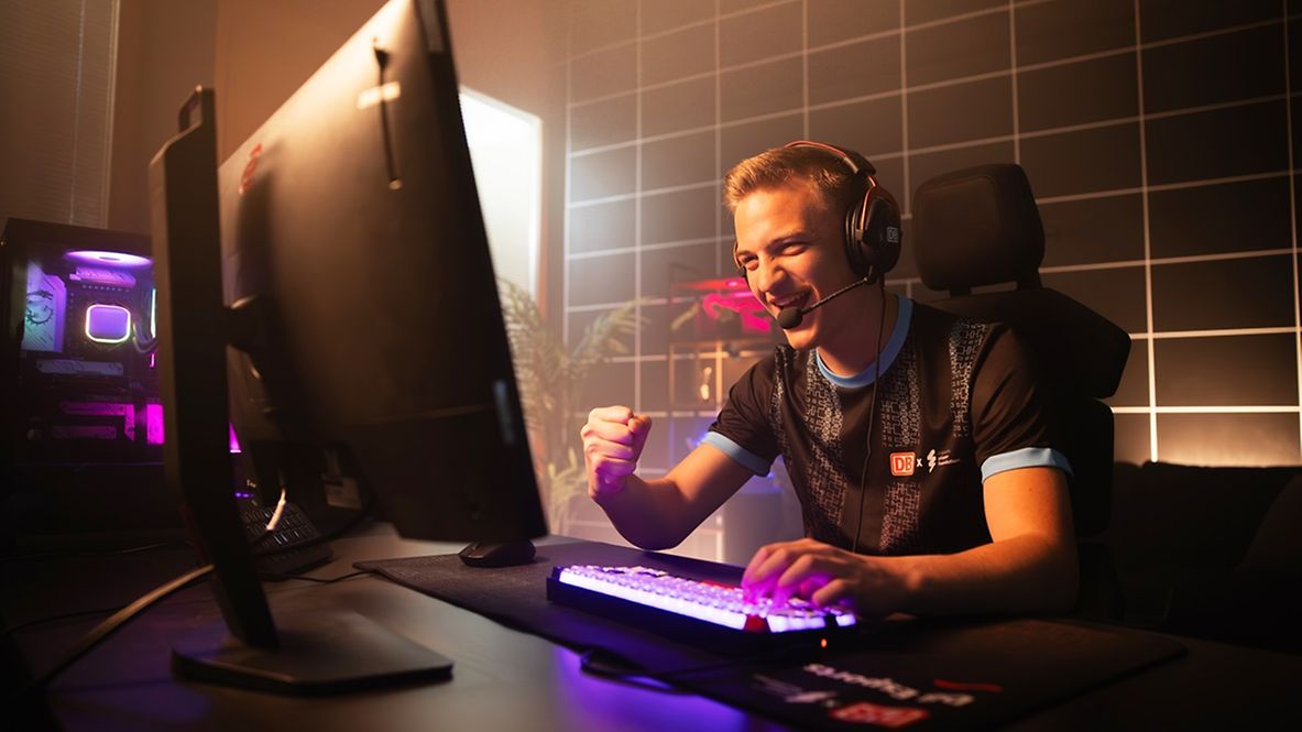 Ein Teilnehmer des DB Esports jubelt am PC