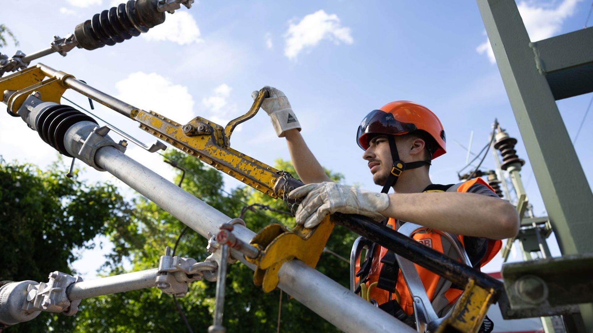 Ein Elektroniker für Betriebstechnik in der Ausbildung