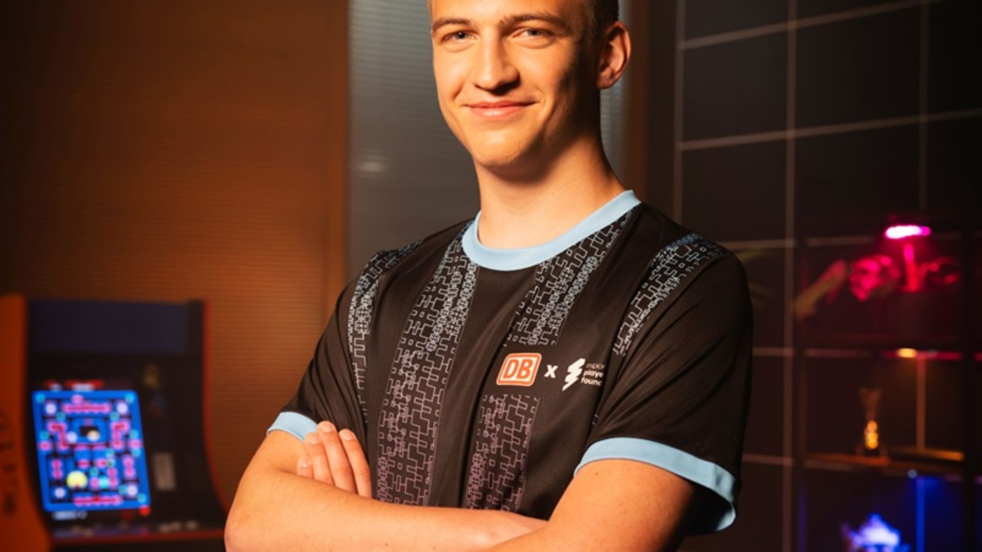 Ein Teilnehmer der DB Esports im Trikot