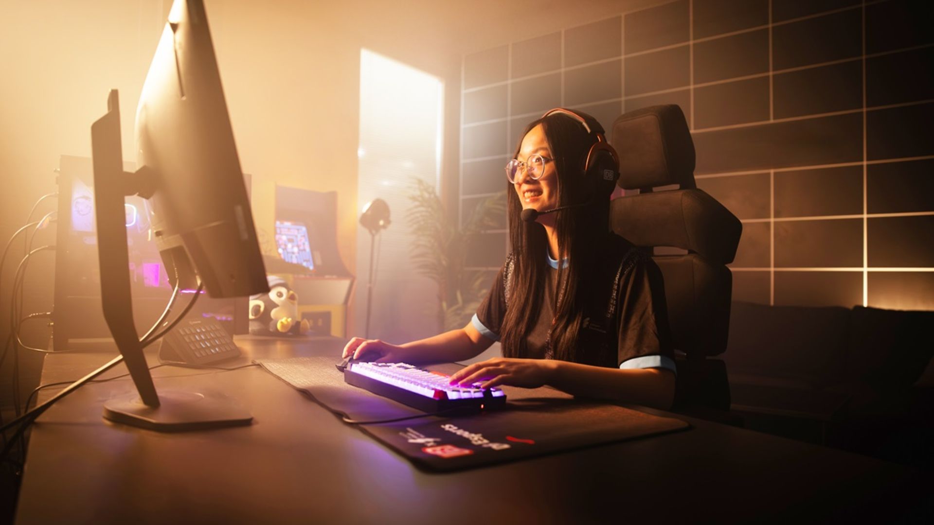 Eine Teilnehmerin von DB Esports am PC