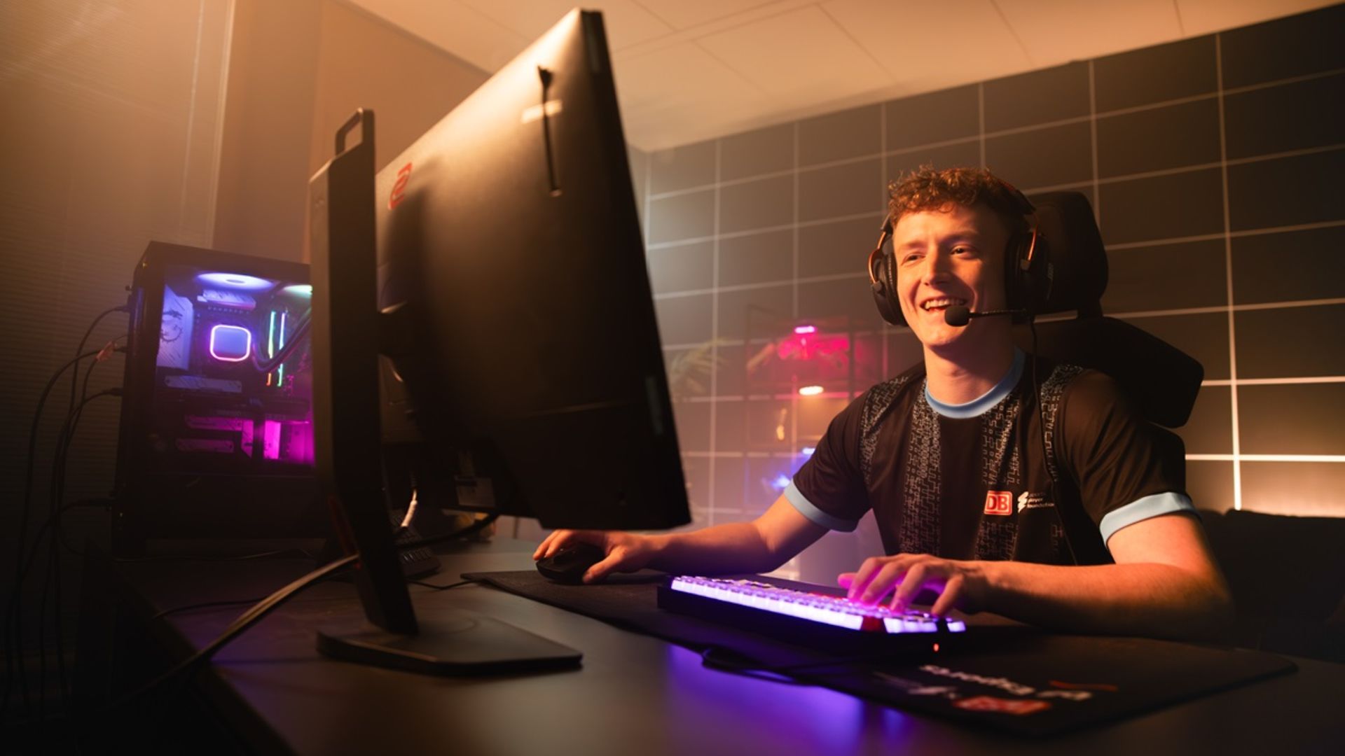 Ein Teilnehmer von DB Esports am PC