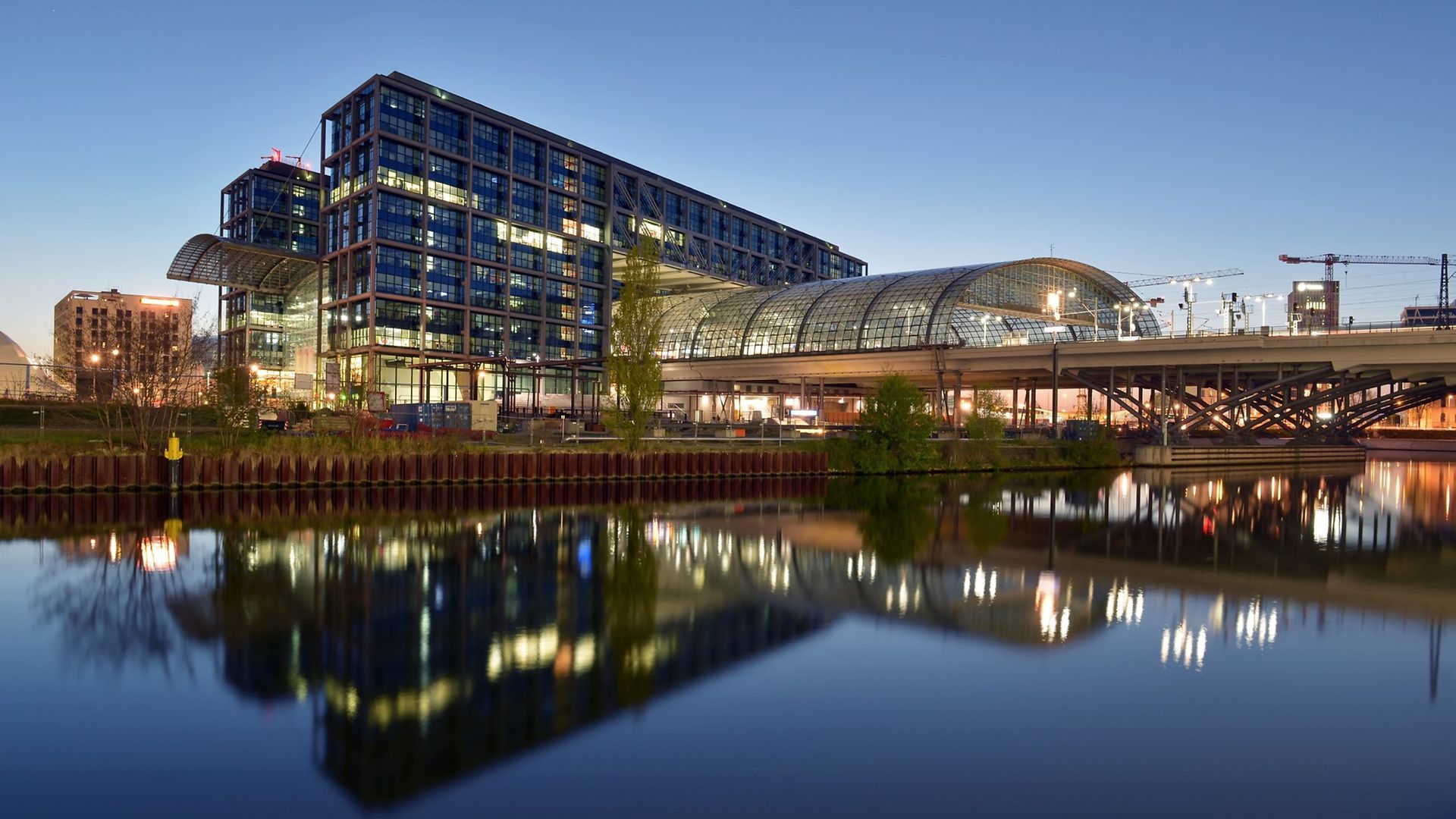 Der Blick auf das Empfangsgebäude des Hauptbahnhofs Berlin im Regionalbereich Ost