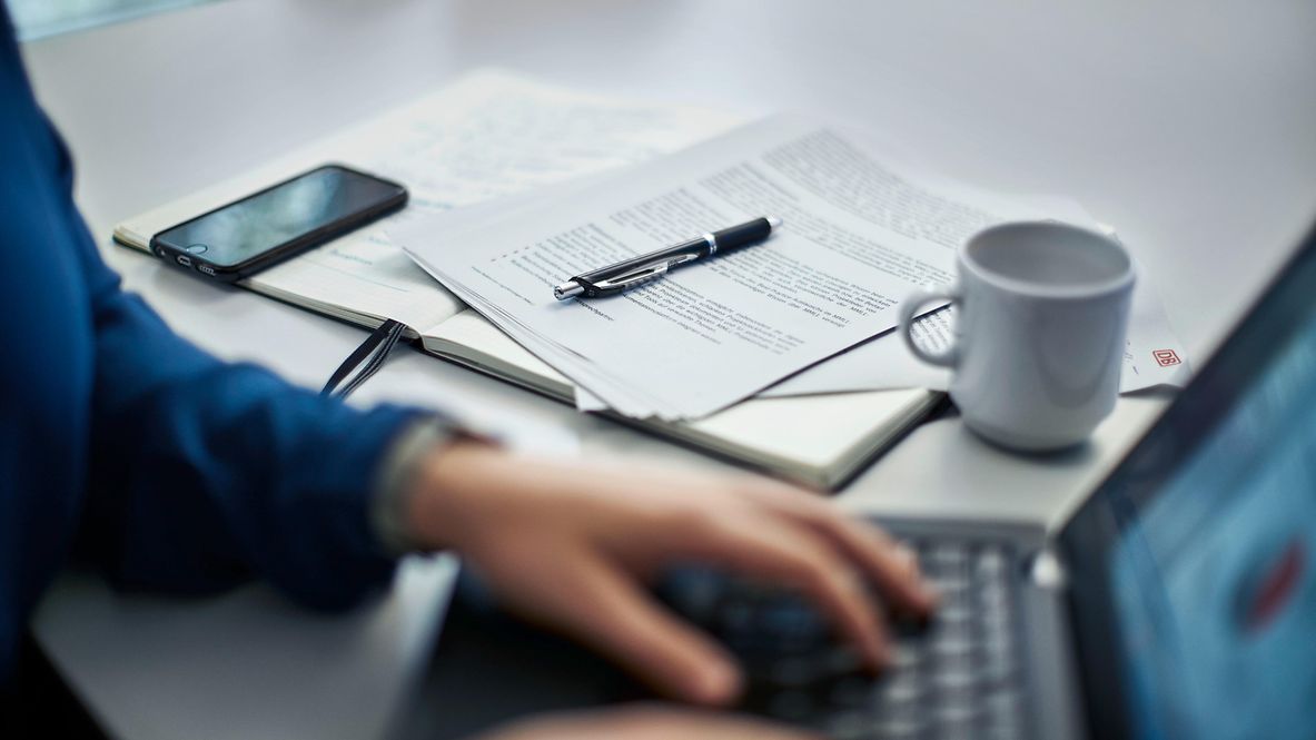 Ein Büroschreibtisch in Nahaufnahme.