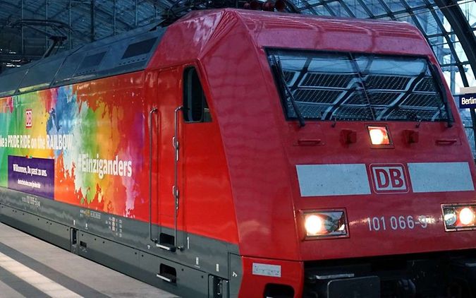 Pride Ride Lok IC mit Regenbogenflagge im Berliner Hauptbahnhof