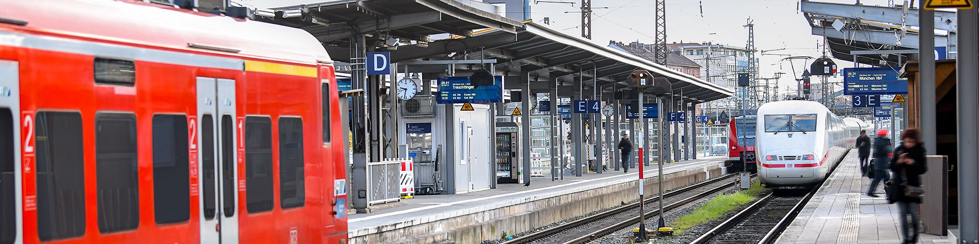 Ein Regionalzug und ein ICE stehen im Bahnhof an zwei Bahnsteigen