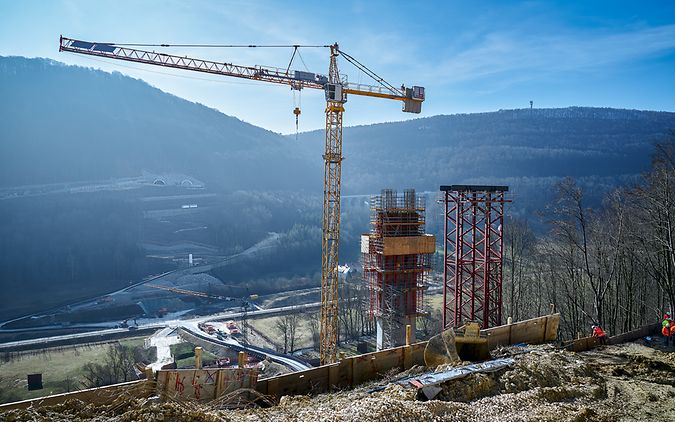 Blick auf eine Baustelle mit Baukran